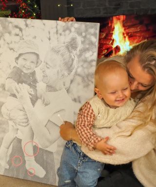 Kerstmomenten vol rust. ✨ Moeder en dochter stippen hun kerstkunstwerk naast de boom. Eenvoudige creativiteit die verbindt...