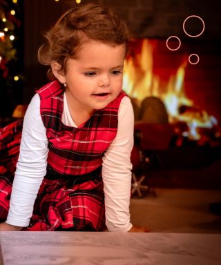 De magie van stipkunst door kinderogen. ✨ Een meisje ontdekt haar stipkunst-schilderij. Eenvoudige, vrolijke creativiteit...